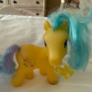 Vintage Gen 3 My Little Pony "Meadow Brook" Yellow Dragon Fly 2003, Magnet Hoof